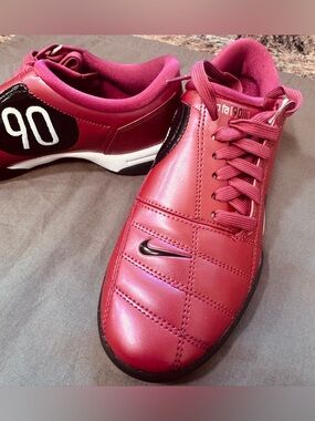 Nike Total 90 3 III "Bordeaux""
sneakers Women Size 7.5
Bordeaux Red -